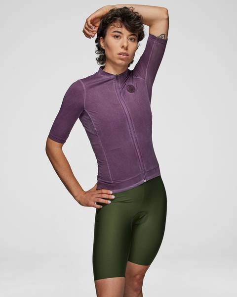 Model is wearing a size S jersey and S bib short